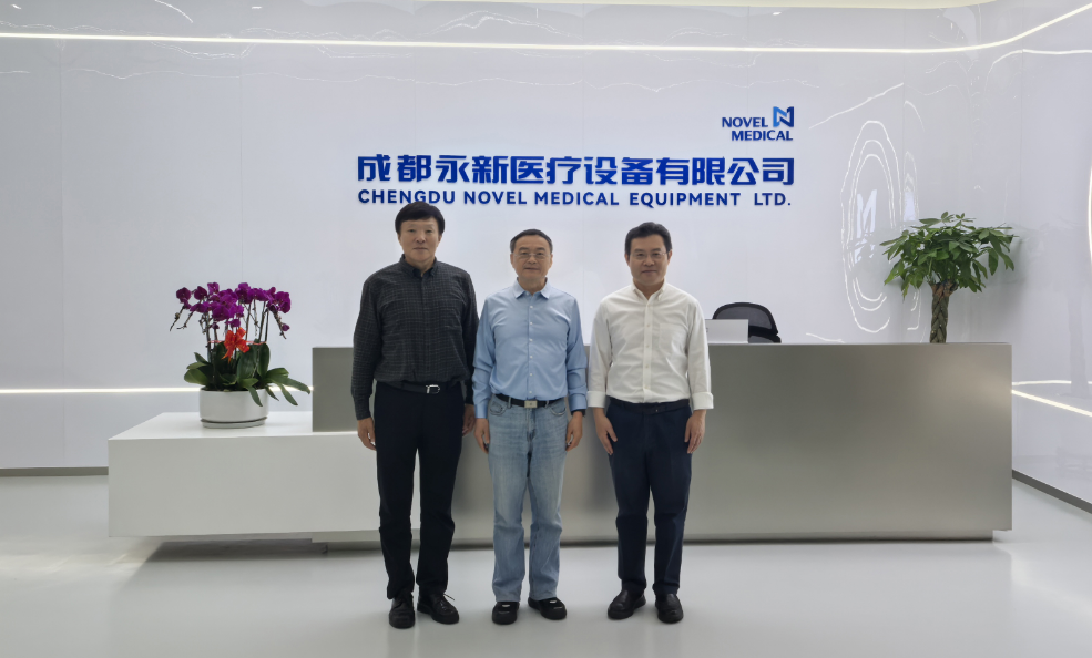 1745571709636671.png 黄钢会长、李亚明理事长参观永新医疗.png